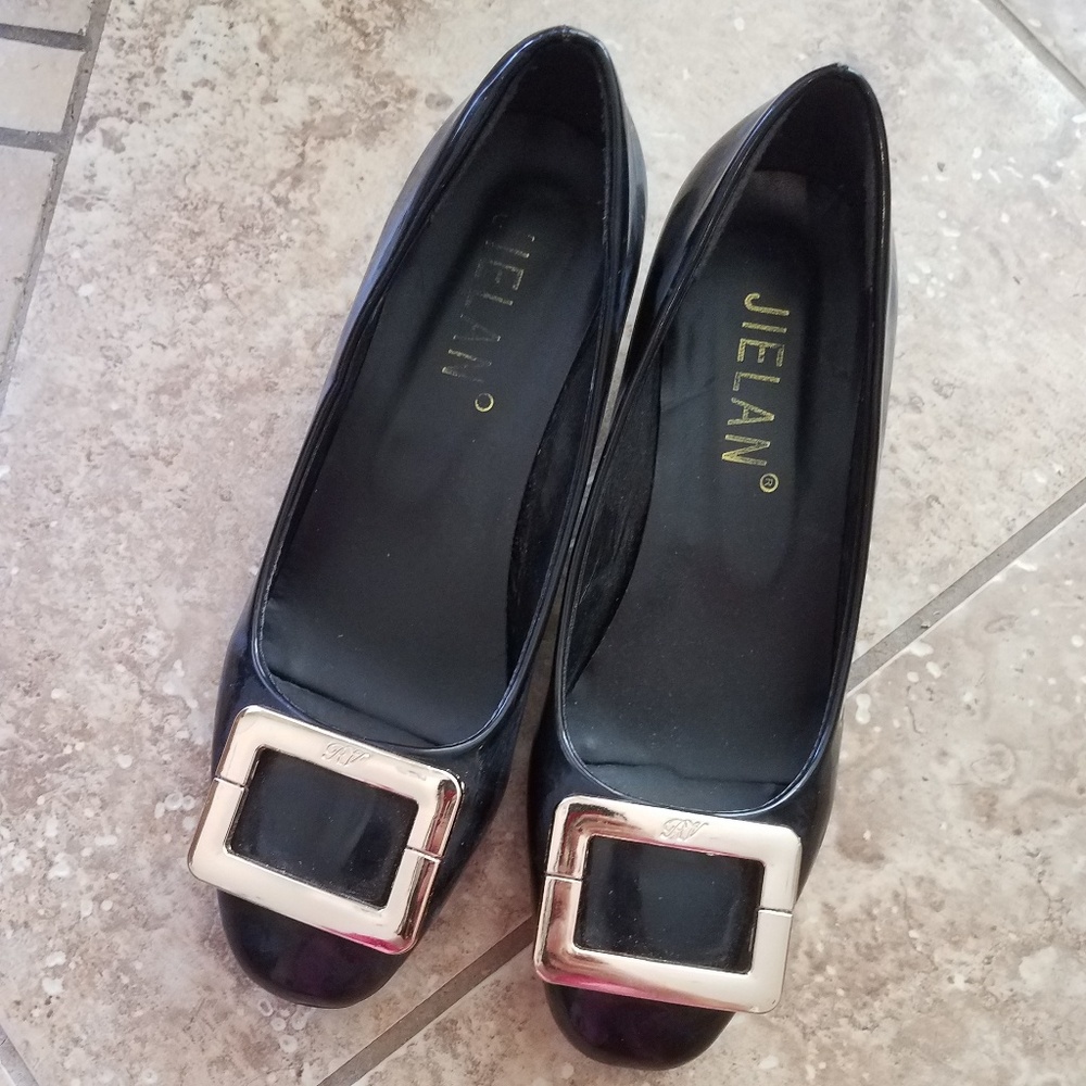 Black buckle RV style pumps